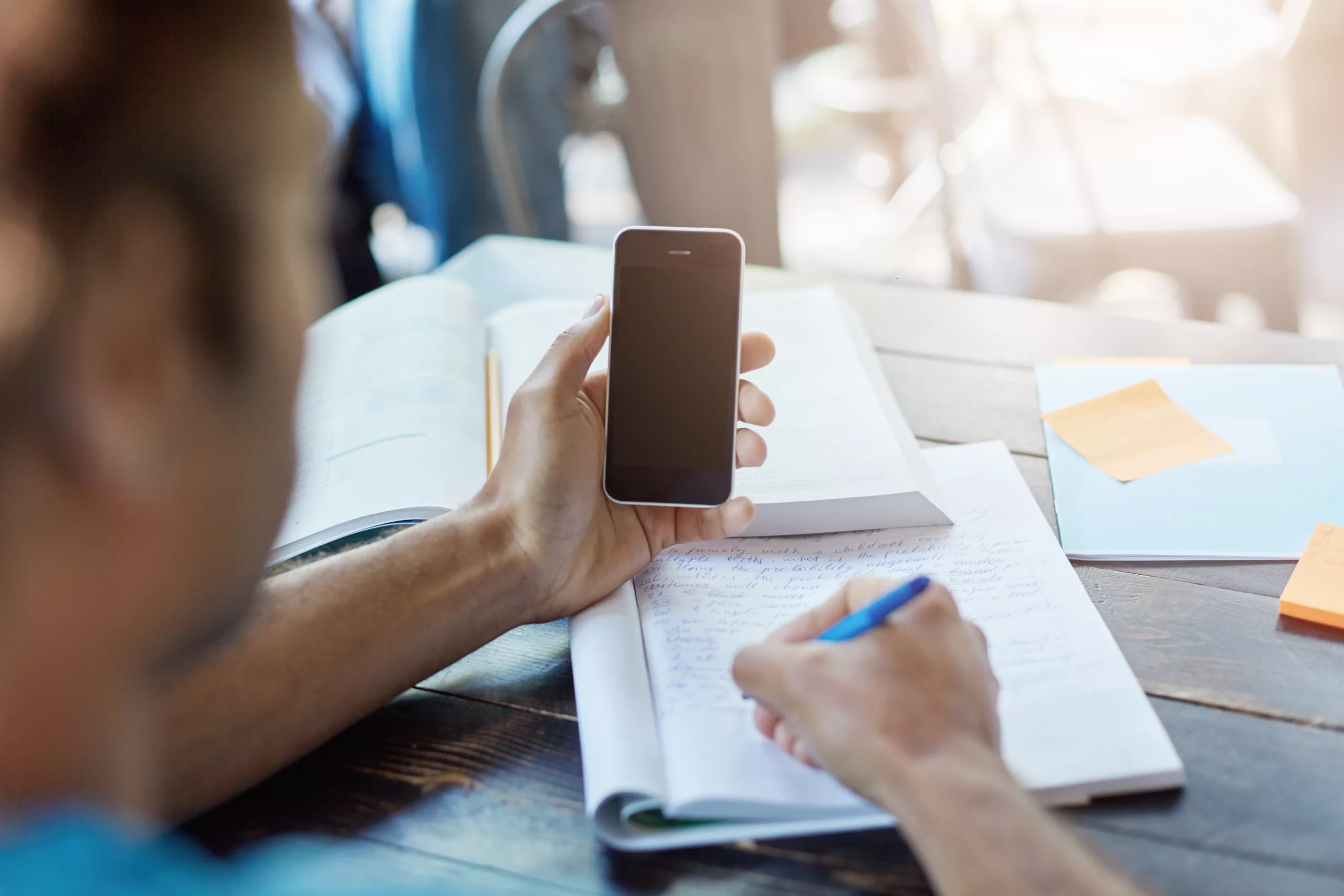 Studente con telefono per app tesi