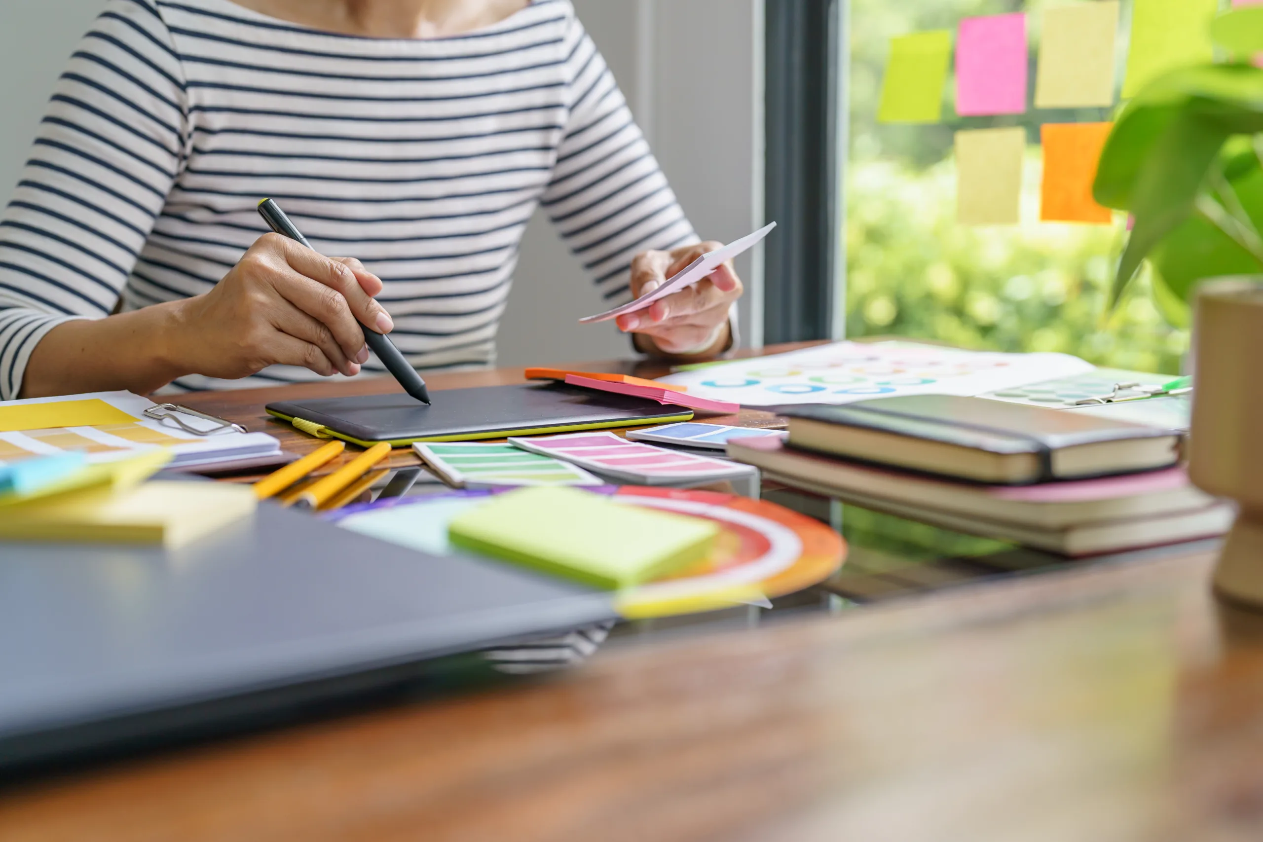 Studentessa universitaria valuta diverse idee per l'argomento della tesi di laurea